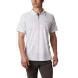Chomba Columbia Utilizer Omni-Wick color blanco, de manga corta, con cuello mao y cierre frontal de botones. Cuenta con tecnología de absorción de humedad y protección solar.