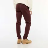 Pantalón chino de corte slim y color bordó, con bolsillos laterales y traseros, ideal para un estilo casual o formal.