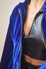 Campera azul de terciopelo con cierre frontal y cuello polo.