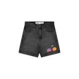 Short de denim color negro con efecto acid wash y parches bordados en la pierna izquierda.