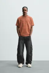 Remera color arena de corte recto, cuello redondo y mangas cortas.