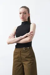 Pantalón wide leg de corte sastrero, color negro, con cintura de tiro medio y diseño de pernera amplia y relajada.