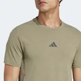 Remera Adidas Designed for Training color verde militar, de corte ceñido, cuello redondo y manga corta. Cuenta con el logo de la marca estampado en el centro del pecho y tecnología AEROREADY para absorción de humedad.