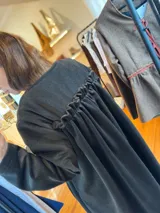 Tapado largo color gris oscuro confeccionado en lana 100%, con botones forrados.