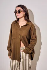 Camisa de lino y viscosa color marrón, con bolsillos frontales ojal, mangas largas y corte oversize.