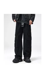 Pantalón cargo negro de corte ancho, confeccionado en gabardina de algodón. Presenta cintura elástica y regulable con cordón blanco, y múltiples bolsillos cargo laterales con costuras destacadas.