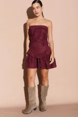 Minifalda color bordó con volados y detalles de frunces.