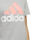 Remera gris de algodón con logo Adidas Badge of Sport en color salmón en el pecho.