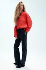 Jeans Zara Woman Collection de tiro alto y corte flare, confeccionados en denim azul marino con diseño de rayas diplomáticas. Presenta falsos bolsillos delanteros con solapa y botón, raya planchada central y cierre frontal con cremallera y botón metálico.
