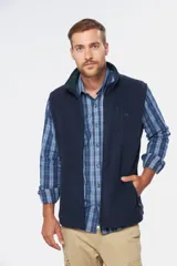 Chaleco deportivo rojo de polar con forro e interior en color azul combinado, cierre frontal y bolsillos delanteros con cierre metálico personalizado. Incluye dos bolsillos interiores con cierre y logo bordado en el pecho.