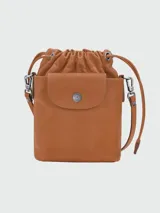 Cartera tipo bucket pequeña de cuero negro, con cierre de cordón ajustable y solapa frontal con botón a presión. Incluye correa larga ajustable para llevar cruzada.