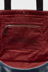 Bolso shopper de gran capacidad confeccionado en cuero vacuno con acabado texturizado verde oscuro. Presenta asas cómodas para el hombro y logo grabado en el frente.
