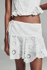 Falda pantalón corta de tiro bajo con diseño tipo globo, forro interior a tono y cierre lateral con cremallera oculta.