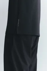 Remera deportiva de malla funcional color negro, con cuello redondo y mangas cortas, diseñada para absorber el sudor con tecnología DryMove.