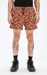 Short de baño de microfibra de secado rápido, con estampado de rosas rojas y figuras de mujeres en estilo pin-up. Incluye malla interna y un bolsillo trasero.