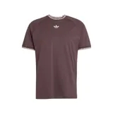 Remera Adidas Classic Sport de color marrón, con diseño de cuello redondo y puños acanalados con patrón geométrico en contraste, y logo del Trifolio bordado en el pecho.