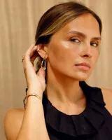Aros de diseño orgánico inspirados en formas de coral, con acabado texturizado y cierre de perno con mariposa.