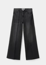 Jeans wide leg de tiro alto en color gris oscuro, con diseño de cinco bolsillos, trabillas para cinturón y cierre frontal de cremallera y botón.