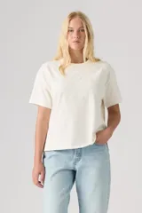 Remera Levi's de corte relajado, color blanco marfil, con diseño gráfico central de una estrella delineada con aplicaciones de strass y bordado de la marca en el interior.