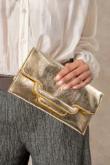 Sobre de mano rectangular con solapa frontal y acabado laminado brillante con efecto cuarteado. Cuenta con una pieza de agarre integrada en la solapa para facilitar su uso.