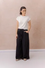 Jean de calce amplio y relajado, color azul, con pierna extra ancha y caída fluida. Diseño de tiro alto con pinzas delanteras y lazo regulable en la cintura. Cuenta con bolsillos laterales y traseros.