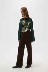 Pantalon de corte recto y tiro medio, confeccionado en tejido de poliester con acabado mate. Presenta bolsillos laterales y cierre frontal con botón metálico.