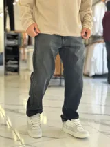 Pantalón de jean de corte recto, color celeste claro, con diseño clásico de cinco bolsillos y trabillas para cinturón.