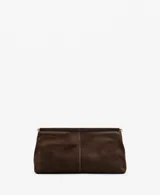 Bolso tipo sobre de cuero vacuno color marrón oscuro, con diseño minimalista y cierre superior.