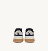 Championes urbanos Autry modelo CLC, color blanco con detalles en azul marino y gris, confeccionados en cuero y malla, con logo de la marca en el lateral y suela de goma color caramelo.