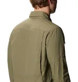 Camisa de manga larga Columbia, color verde oliva, confeccionada en tejido técnico con tecnología Omni-Wick para absorción de humedad y Omni-Shade con protección solar UPF 50. Presenta cuello clásico, cierre frontal con botones, dos bolsillos frontales con solapa y mangas enrollables con soportes.