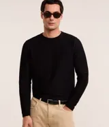 Remera de manga larga con cuello redondo y textura acanalada, confeccionada en una mezcla de poliéster y algodón.