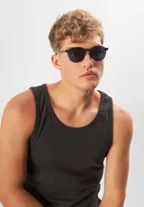 Lentes de sol redondos color champagne con lentes grises. Fabricados con acetato biodegradable y lentes de PMMA reciclado.