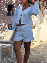 Short de lino blanco con cintura elástica y detalle de volados en el ruedo.