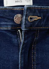 Jeans de corte flare y diseño crop, confeccionados en denim azul oscuro con tiro medio y estilo clásico de cinco bolsillos.