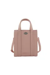 Cartera color rosado de material sintético, con asas superiores y correa regulable y desmontable. Presenta un aplique metálico en forma de labios y el logo "Oreiro Love" grabado en la parte frontal.