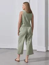 Pantalón crop de lino color beige, con pretina elastizada en la parte trasera y lazo de ajuste.