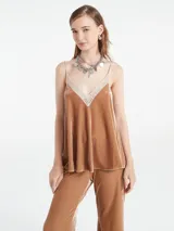 Top lencero de terciopelo color marrón, con escote en V adornado con encaje beige. Posee breteles finos regulables.