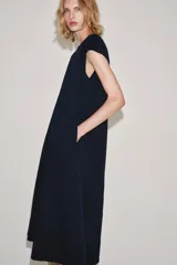 Vestido midi ZW Collection confeccionado en mezcla de algodón, en color azul marino. Presenta cuello redondo, manga sisa, bolsillos laterales ocultos en costura, bajo acabado en línea evasé y cierre trasero con cremallera.