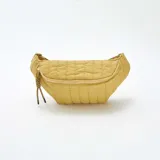 Riñonera acolchada color mostaza con correa ajustable y cierre dorado.