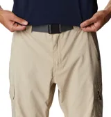 Pantalón cargo de senderismo color beige, con cintura elástica parcial, cinturón integrado, múltiples bolsillos con cierre y velcro, y refuerzo en la entrepierna.