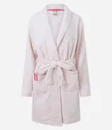 Bata de baño de sherpa color rosado con textura grabada de Hello Kitty. Presenta escote en V, mangas largas, bolsillos frontales y lazo ajustable en la cintura.