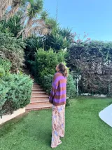 Sweater de tejido de punto con cuello redondo y mangas largas, de corte holgado, con rayas horizontales anchas en tonos marrón y morado.