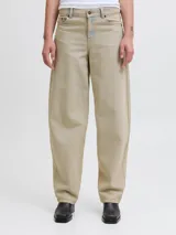 Jean de corte barrel fit con tiro medio, confeccionado en denim de sarga con un lavado teñido en tono beige. Presenta pierna suelta, cierre con bragueta y diseño de cinco bolsillos.