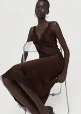 Vestido midi de satén marrón con tirantes finos y detalles de puntilla negra en el escote en V y en el ruedo.