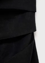 Vestido midi de lino con diseño recto y cuello asimétrico de un solo hombro. Presenta cintura drapeada y abertura lateral en el bajo.