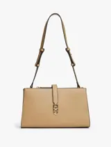 Cartera de hombro rectangular de color beige, confeccionada en poliuretano, con correa ajustable y cierre frontal mediante una tira con herraje metálico dorado con el logo de la marca.