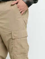 Pantalon cargo de corte recto en color azul oscuro, con bolsillos laterales con solapa y cierre frontal.