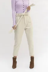 Pantalón de vestir verde pistacho, de lana, con pinzas, corte recto y lazo en la cintura.