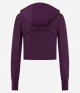 Campera deportiva Get Over confeccionada en microfibra, con diseño de corte cropped, capucha con cordón ajustable, cierre frontal y mangas largas con orificio para pulgar.
