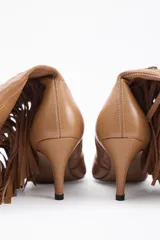 Bota de caña alta confeccionada en cuero vacuno color bordó, con diseño de flecos laterales y taco fino.